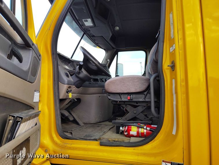 image for item IP9702 2013 Freightliner Cascadia semi truck