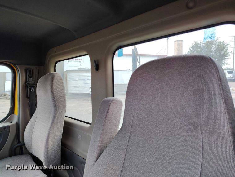 image for item IP9702 2013 Freightliner Cascadia semi truck