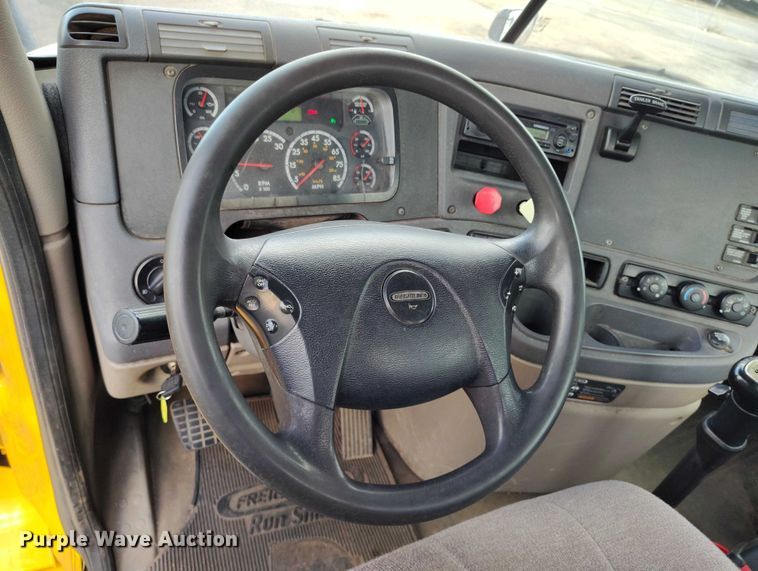 image for item IP9702 2013 Freightliner Cascadia semi truck