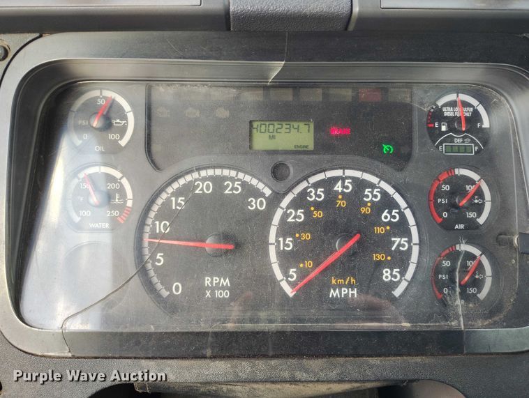 image for item IP9702 2013 Freightliner Cascadia semi truck