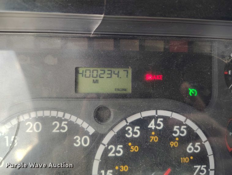 image for item IP9702 2013 Freightliner Cascadia semi truck