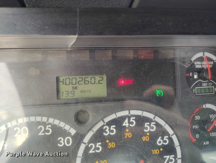 image for item IP9702 2013 Freightliner Cascadia semi truck