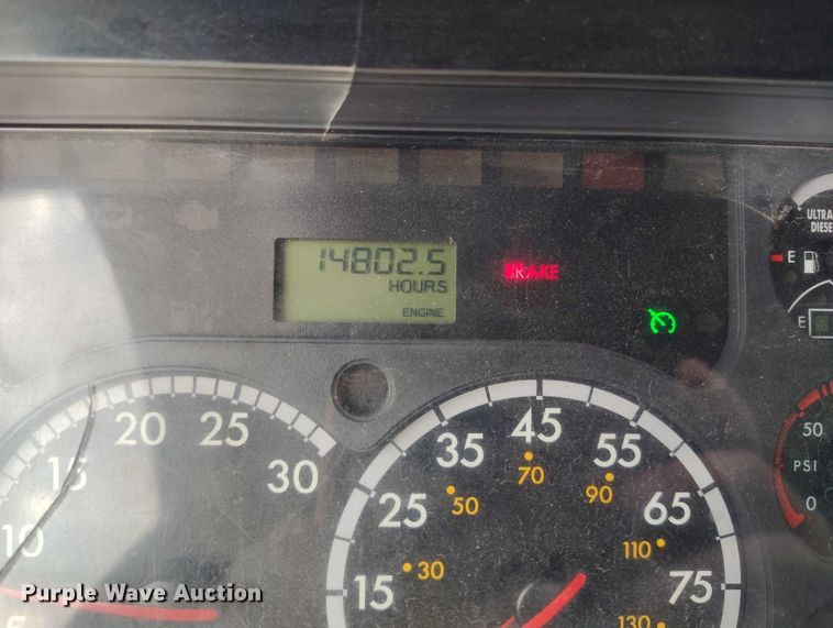 image for item IP9702 2013 Freightliner Cascadia semi truck