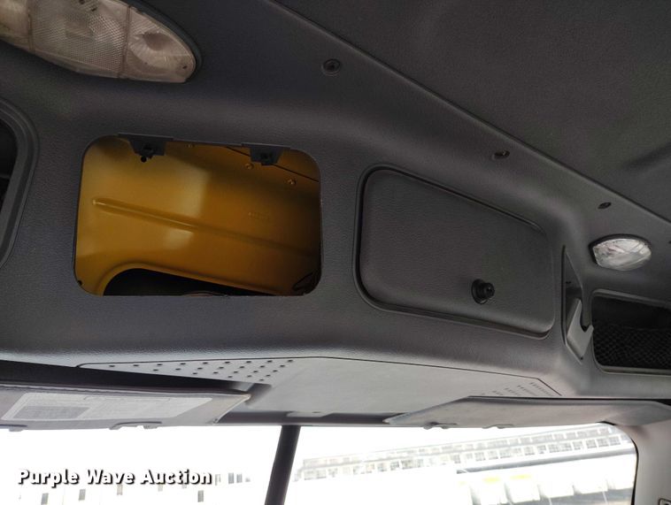 image for item IP9702 2013 Freightliner Cascadia semi truck