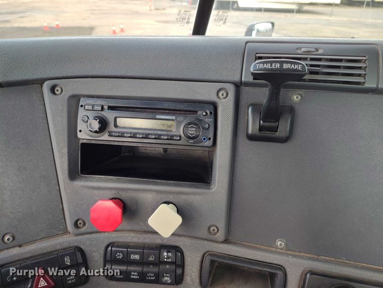 image for item IP9702 2013 Freightliner Cascadia semi truck