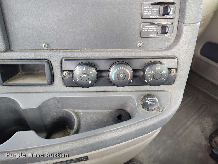 image for item IP9702 2013 Freightliner Cascadia semi truck