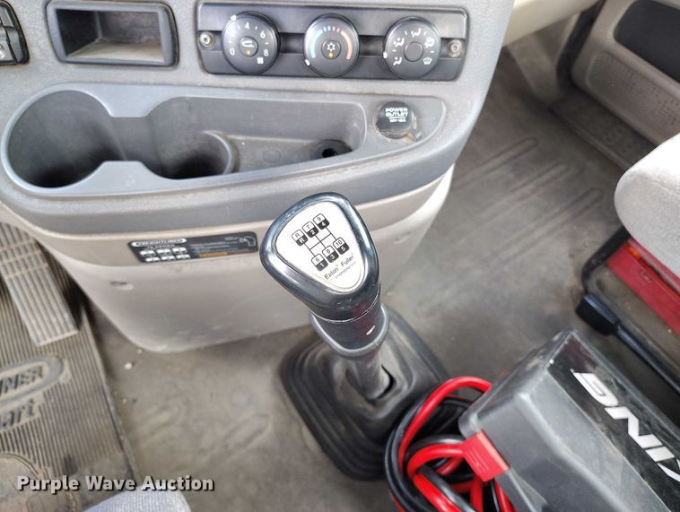 image for item IP9702 2013 Freightliner Cascadia semi truck