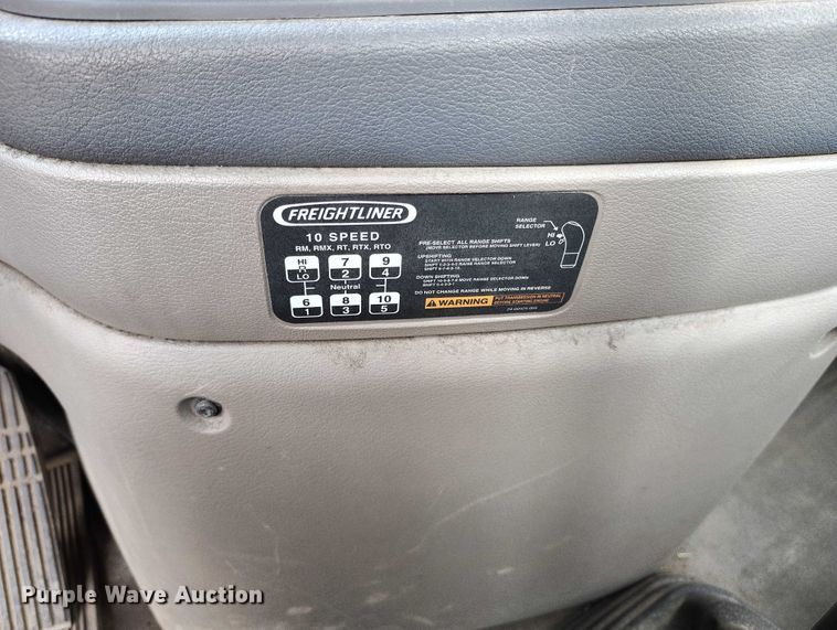 image for item IP9702 2013 Freightliner Cascadia semi truck