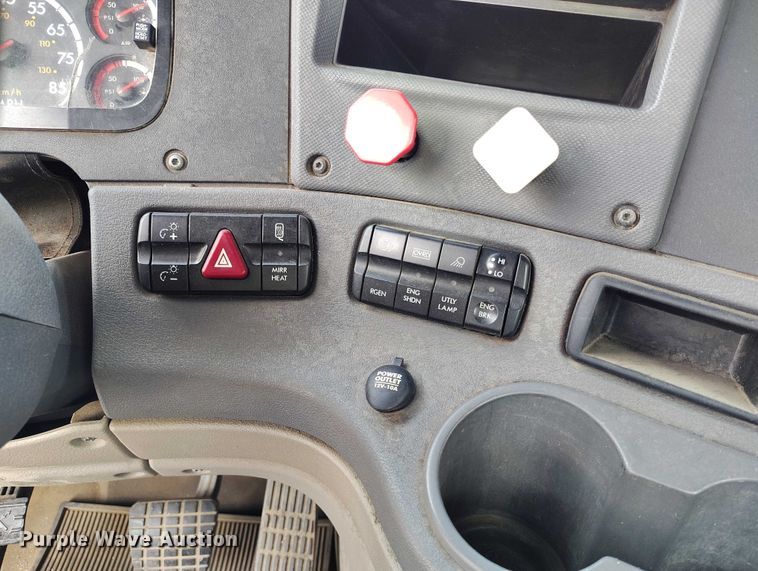 image for item IP9702 2013 Freightliner Cascadia semi truck