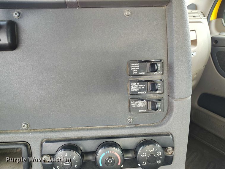 image for item IP9702 2013 Freightliner Cascadia semi truck