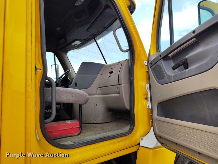 image for item IP9702 2013 Freightliner Cascadia semi truck