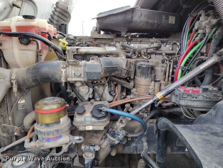 image for item IP9702 2013 Freightliner Cascadia semi truck