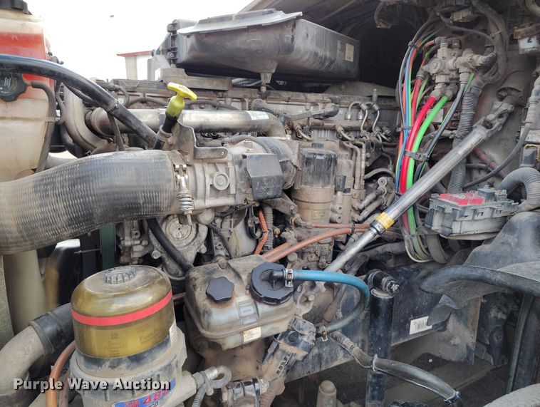 image for item IP9702 2013 Freightliner Cascadia semi truck