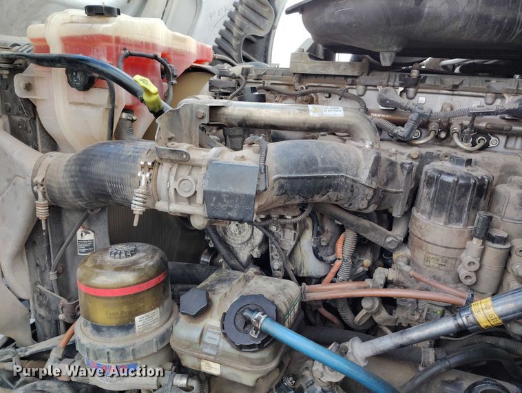 image for item IP9702 2013 Freightliner Cascadia semi truck