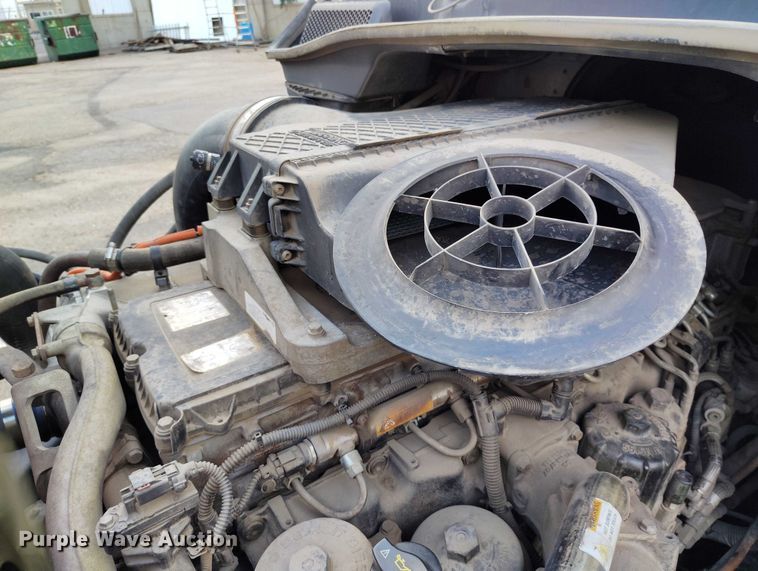 image for item IP9702 2013 Freightliner Cascadia semi truck