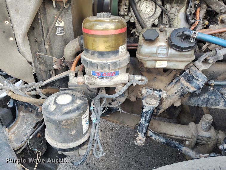 image for item IP9702 2013 Freightliner Cascadia semi truck