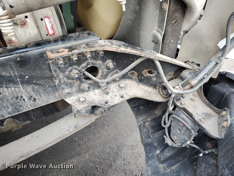 image for item IP9702 2013 Freightliner Cascadia semi truck