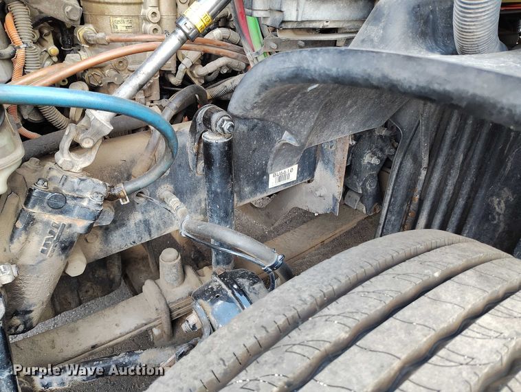 image for item IP9702 2013 Freightliner Cascadia semi truck