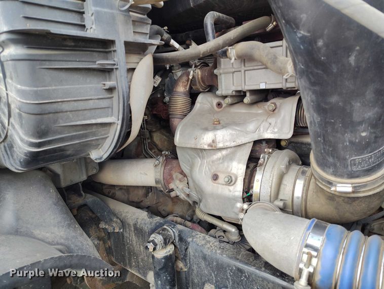 image for item IP9702 2013 Freightliner Cascadia semi truck