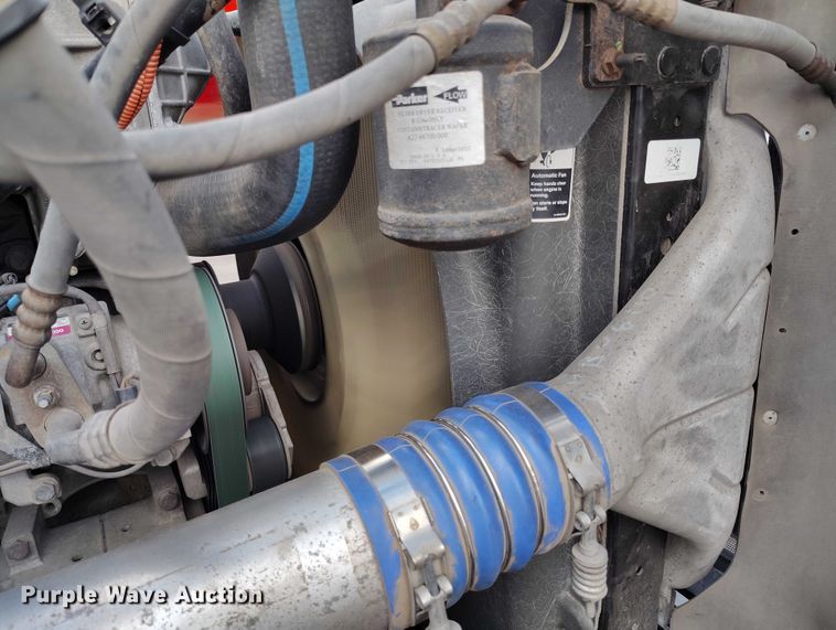 image for item IP9702 2013 Freightliner Cascadia semi truck