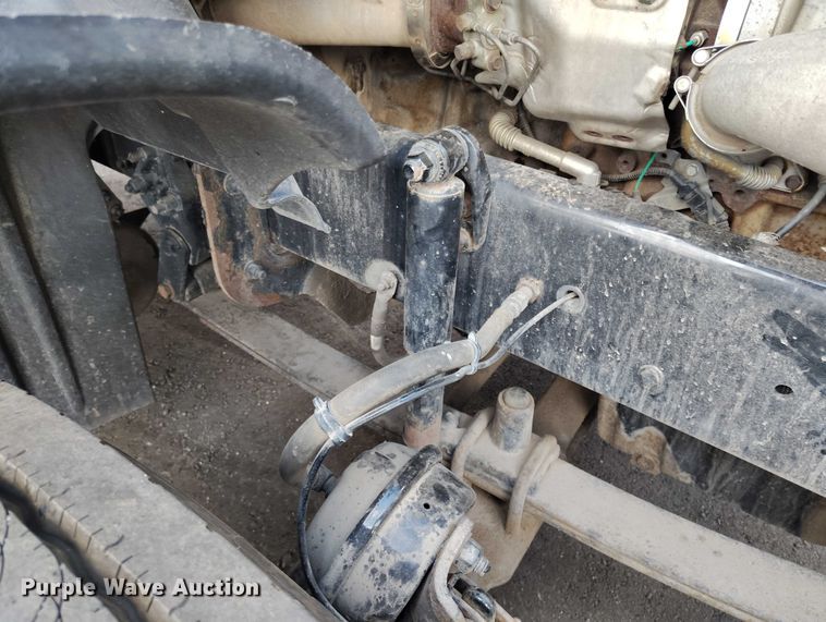 image for item IP9702 2013 Freightliner Cascadia semi truck