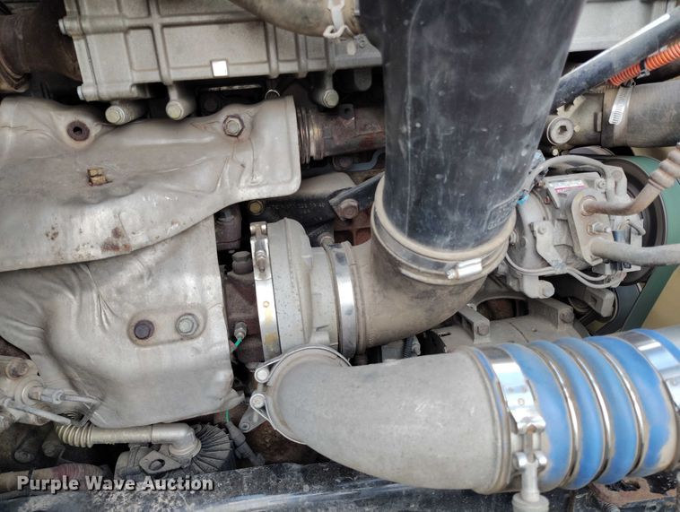 image for item IP9702 2013 Freightliner Cascadia semi truck