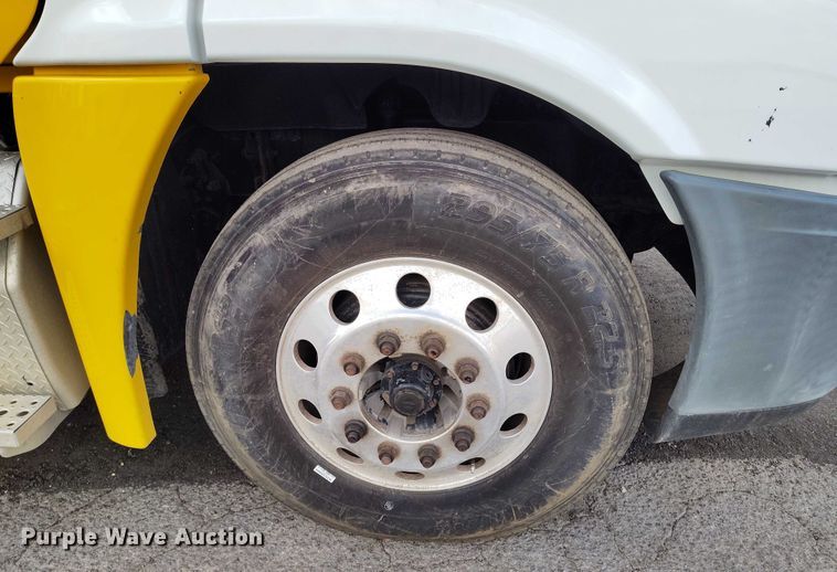 image for item IP9702 2013 Freightliner Cascadia semi truck