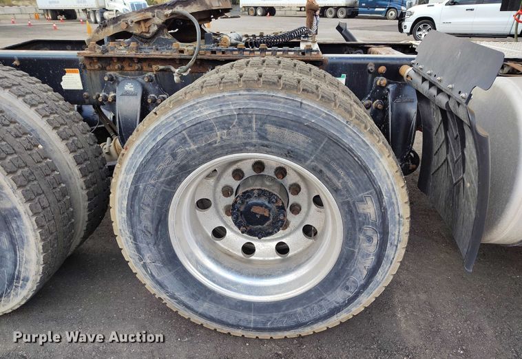 image for item IP9702 2013 Freightliner Cascadia semi truck