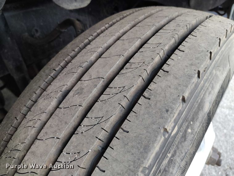 image for item IP9702 2013 Freightliner Cascadia semi truck