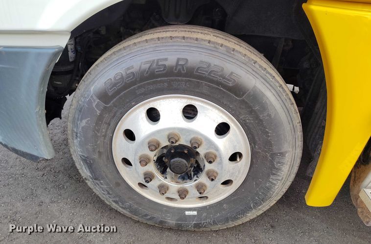 image for item IP9702 2013 Freightliner Cascadia semi truck