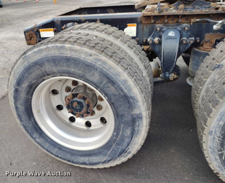 image for item IP9702 2013 Freightliner Cascadia semi truck