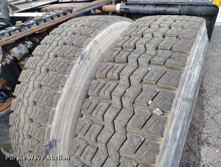 image for item IP9702 2013 Freightliner Cascadia semi truck