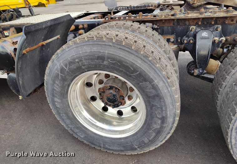 image for item IP9702 2013 Freightliner Cascadia semi truck