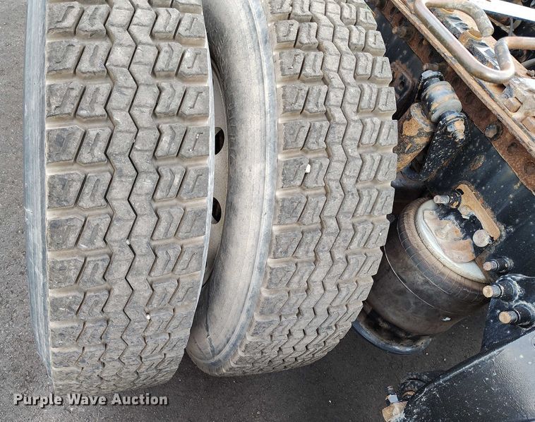 image for item IP9702 2013 Freightliner Cascadia semi truck