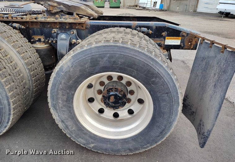 image for item IP9702 2013 Freightliner Cascadia semi truck