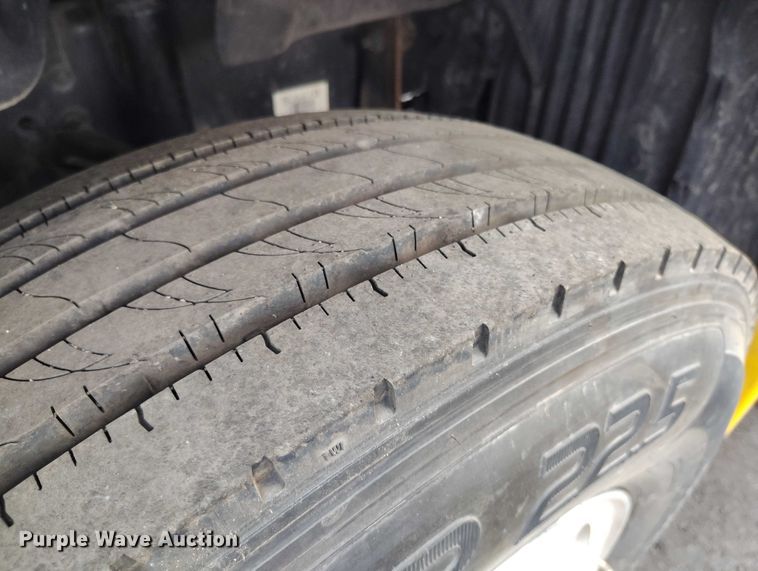 image for item IP9702 2013 Freightliner Cascadia semi truck