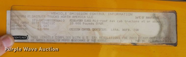 image for item IP9702 2013 Freightliner Cascadia semi truck