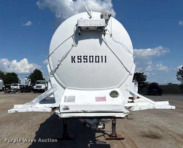 image for item NU9553 1969 Fruehauf pneumatic dry bulk trailer