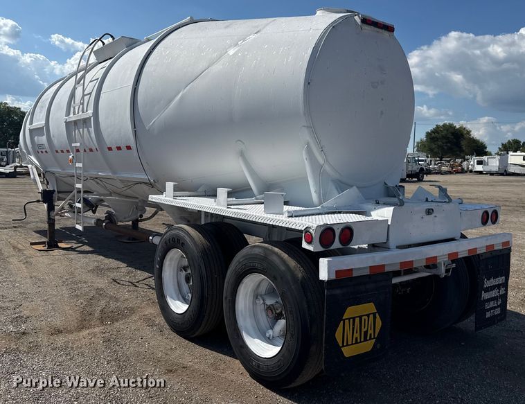 image for item NU9553 1969 Fruehauf pneumatic dry bulk trailer