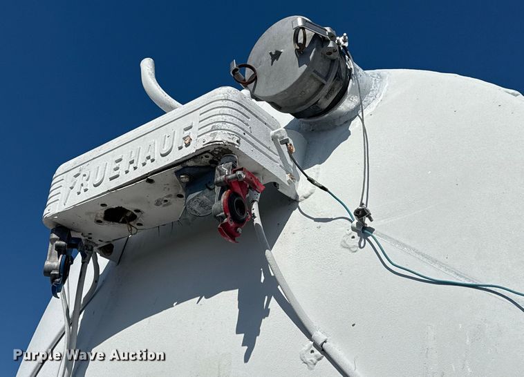 image for item NU9553 1969 Fruehauf pneumatic dry bulk trailer