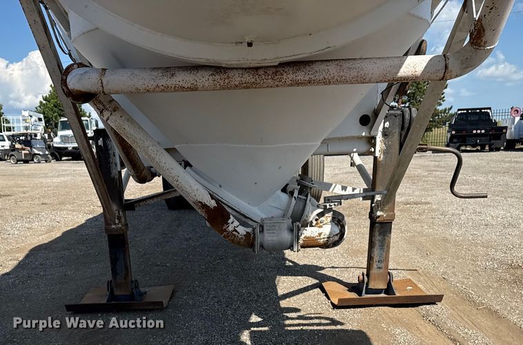 image for item NU9553 1969 Fruehauf pneumatic dry bulk trailer