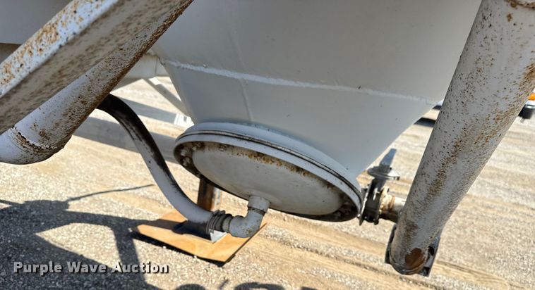 image for item NU9553 1969 Fruehauf pneumatic dry bulk trailer