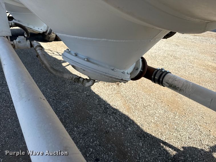 image for item NU9553 1969 Fruehauf pneumatic dry bulk trailer