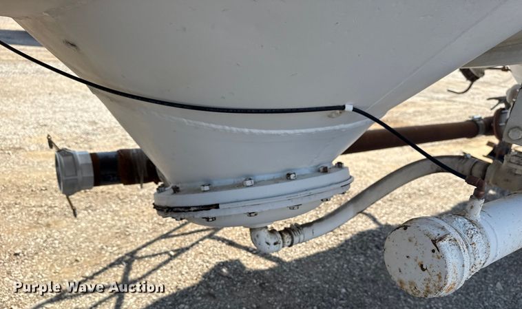 image for item NU9553 1969 Fruehauf pneumatic dry bulk trailer