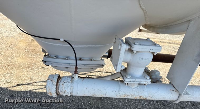 image for item NU9553 1969 Fruehauf pneumatic dry bulk trailer