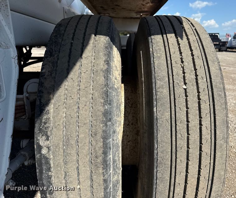 image for item NU9553 1969 Fruehauf pneumatic dry bulk trailer