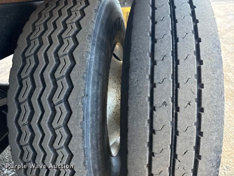 image for item NU9556 2008 Hyundai VR2480142-RS refrigerated van trailer