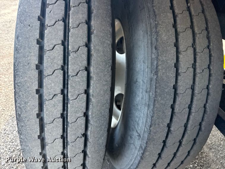 image for item NU9556 2008 Hyundai VR2480142-RS refrigerated van trailer