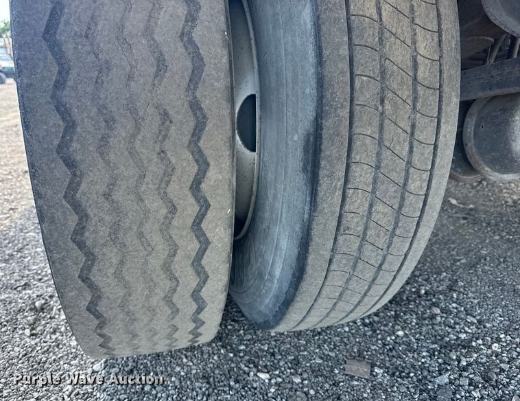 image for item NU9556 2008 Hyundai VR2480142-RS refrigerated van trailer