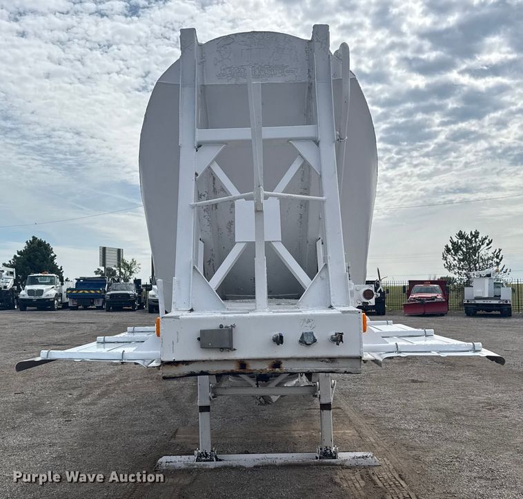 image for item NU9577 1978 Pullman Trailmobile pneumatic dry bulk trailer